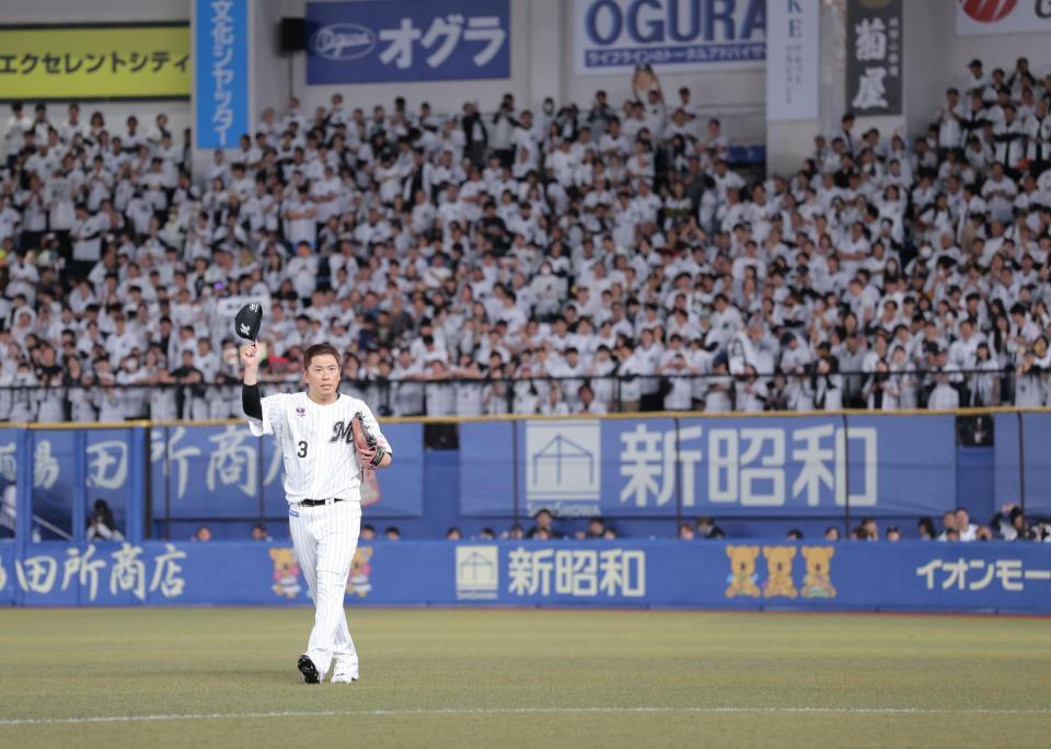 ８回の守備を終え、スタンドに帽子を振る角中（撮影・西岡正）