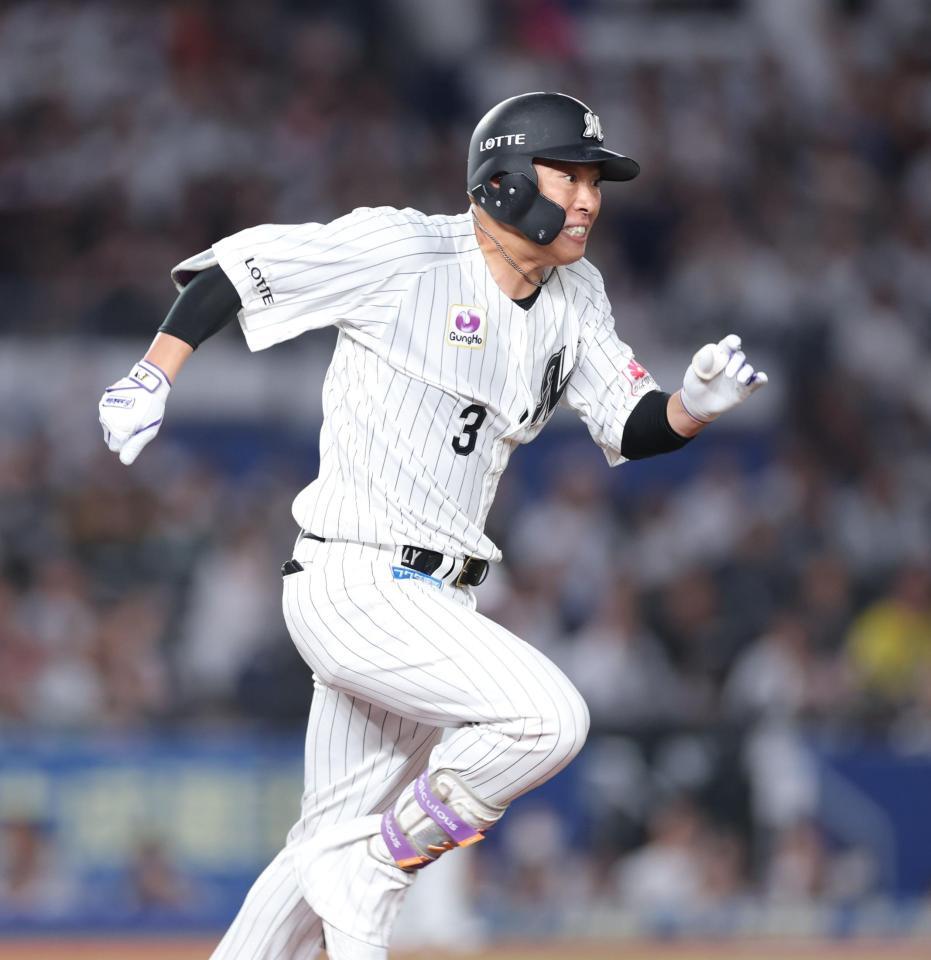 ４回、一塁ゴロで全力疾走する角中（撮影・西岡正）