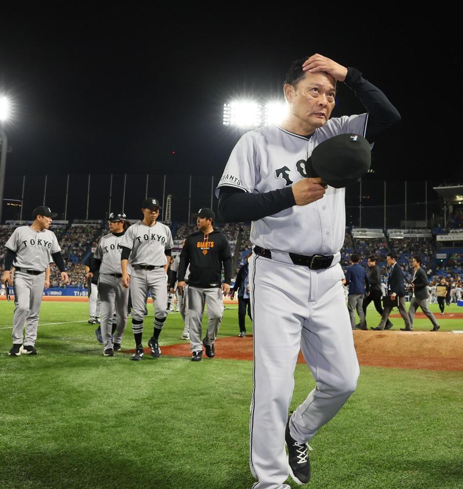 ヤクルトに敗戦し、引き揚げる橋上監督代行（撮影・中島達哉）