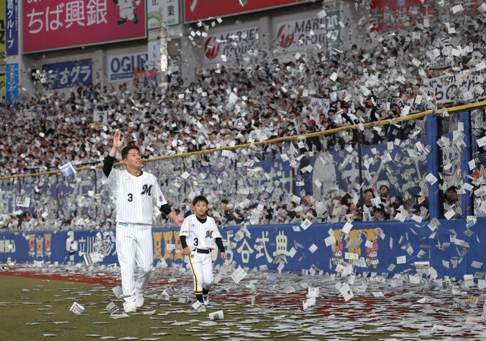 次男・稜汰君（右）と紙吹雪の中を歩く角中（撮影・西岡正）