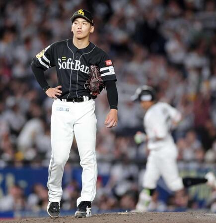 　８回、佐藤（右）に勝ち越し２ランを浴びた前田悠