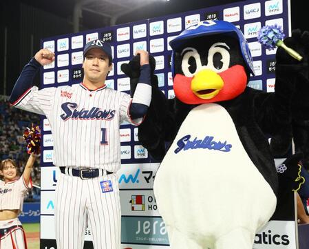 お立ち台でガッツポーズで記念撮影に応じる山田（撮影・中島達哉）