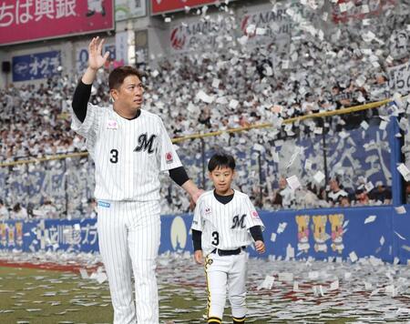 　次男の稜汰くんと紙吹雪の中を歩く角中（撮影・西岡正）