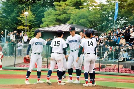 野手がマウンドに集まり、笑顔を見せる横浜・織田