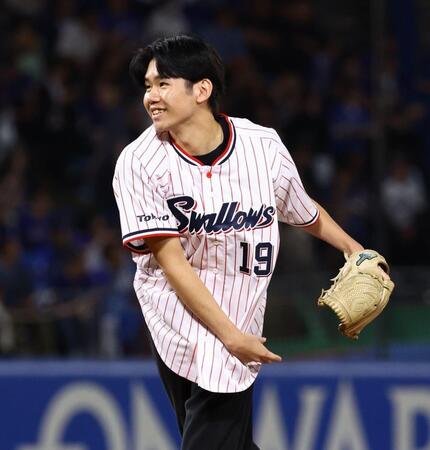 ファーストピッチセレモニーで投球する石川の息子の大耀さん（撮影・中島達哉）
