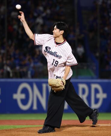 ファーストピッチセレモニーで投球する石川の息子の大耀さん（撮影・中島達哉）