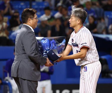 試合前、真中満氏（左）から花束を受け取る石川（撮影・中島達哉）