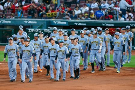 　広島に敗れた阪神の選手ら＝マツダ
