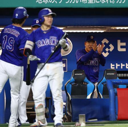 ２回、セーフティスクイズを決めた高橋宏（左）を迎える井上監督（撮影・中島達哉）