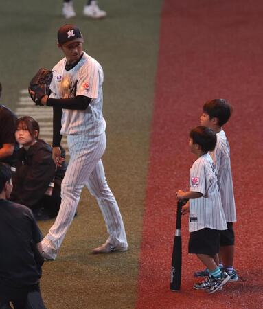 子どもたちを連れてマウンドに向かう唐川（撮影・佐々木彰尚）