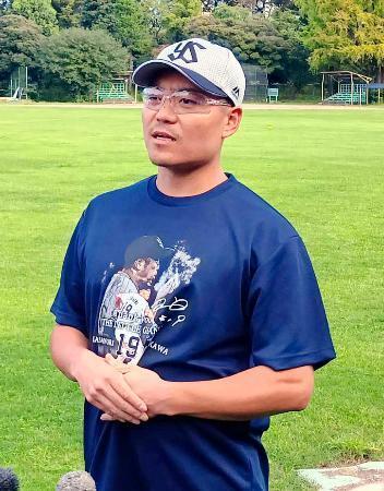 　取材に応じるヤクルトの中村悠＝３日、東京都内