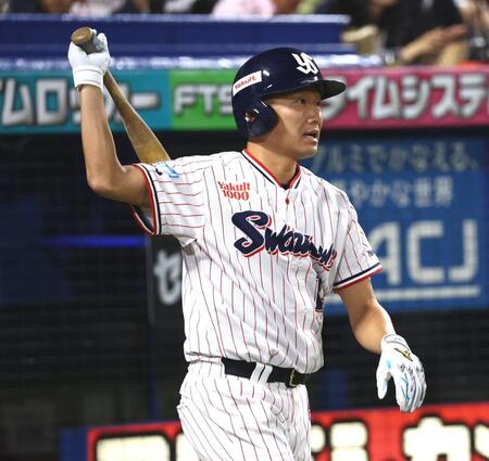 代打の準備をする石川（撮影・中島達哉）