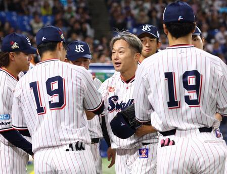 ８回、登板を終え、ナインに迎えられる石川（撮影・中島達哉）
