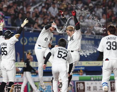 サヨナラ弾を放ち生還するロッテ・山口航輝＝ＺＯＺＯマリン（撮影・佐々木彰尚）