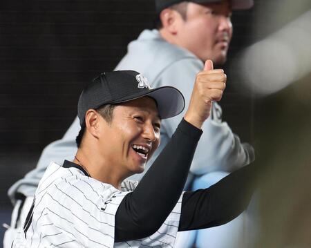 成田高野球部ＯＢがクイズに正解し喜ぶ唐川（撮影・佐々木彰尚）