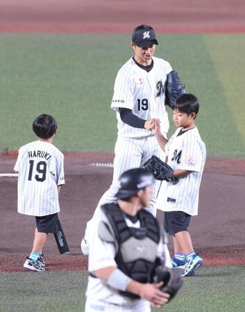 子どもたちと握手をする唐川（撮影・佐々木彰尚）