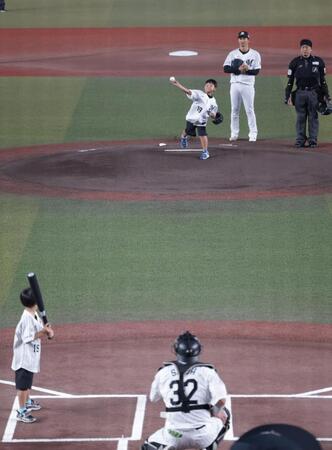 始球式を務めた唐川の子どもたち（撮影・佐々木彰尚）
