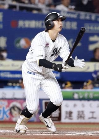 　８回ロッテ無死、上田が右越えに同点本塁打を放つ＝ＺＯＺＯマリン