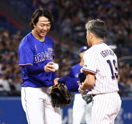 ７回、代打で登場した石川（右）にボールを手渡す高橋宏（撮影・中島達哉）