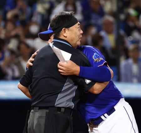 メンバー表を交換し、敷田球審と抱擁する井上監督（撮影・中島達哉）