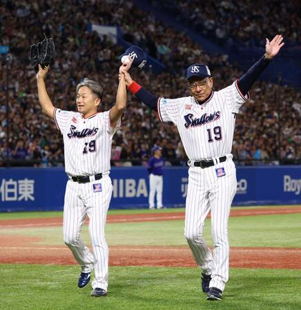 ８回、登板を終え、池山監督（右）と引き揚げる石川（撮影・中島達哉）