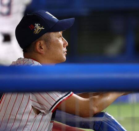 ９回、ベンチからグラウンドを見つめる石川（撮影・中島達哉）