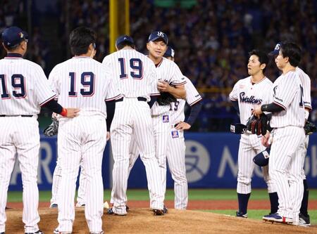 ８回、森駿を三振に仕留め、マウンドに集まったナインに迎えられる石川（中央）＝撮影・中島達哉