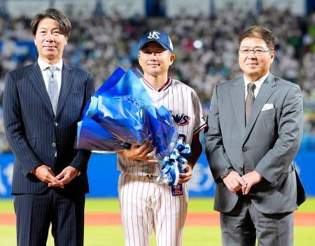 　引退試合前、前監督の高津臣吾さん（左）、元監督の真中満さん（右）と記念写真に納まるヤクルト・石川＝３日、神宮球場