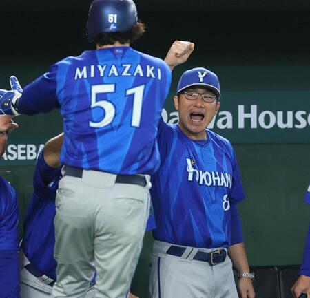 ７回、古市の勝ち越し適時打で生還の宮崎を迎える相川監督（撮影・金田祐二）