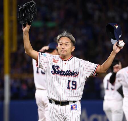８回の登板を終え、スタンドのファンの歓声に応ながら降板する石川（撮影・中島達哉）