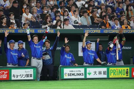 ７回、成瀬の右前適時打で盛り上がるＤｅＮＡベンチ（撮影・金田祐二）