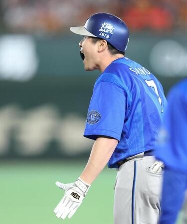 ７回、右前に同点２点適時打を放ちベンチに向かって雄たけびをあげる代打・佐野（撮影・金田祐二）