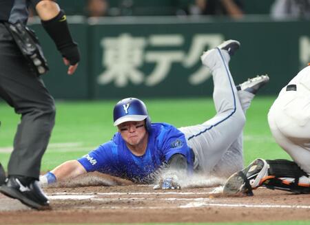 ８回、筒香の適時二塁打で一走・牧が生還（撮影・金田祐二）