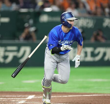 ７回、右前に同点２点適時打を放つ代打・佐野（撮影・金田祐二）