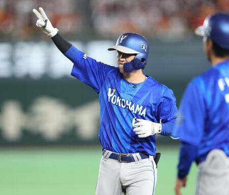 ７回ＤｅＮＡ２死一、三塁、右前に勝ち越し適時打を放ち喜ぶＤｅＮＡ・古市尊＝東京ドーム（撮影・金田祐二）