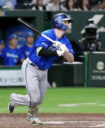 　７回ＤｅＮＡ２死満塁、代打佐野が右前に２点打を放つ＝東京ドーム