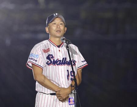 引退セレモニーであいさつする石川（撮影・中島達哉）