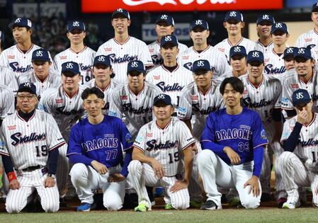 杉浦（前列右）と嶋ヘッドコーチ（同左）と記念撮影する石川（中央）らヤクルトナイン（撮影・中島達哉）