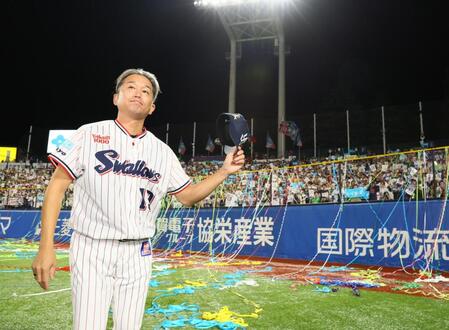 スタンドのファンの歓声に応えるヤクルト・石川雅規＝明治神宮球場（撮影・中島達哉）