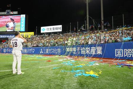 ファンにあいさつし、感極まるヤクルト・石川雅規＝明治神宮球場（撮影・中島達哉）