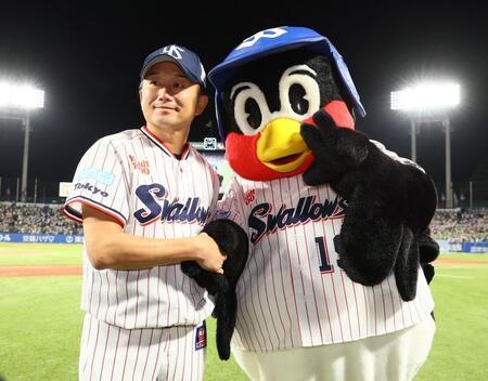 つば九郎（右）と記念撮影するヤクルト・石川雅規＝明治神宮球場（撮影・中島達哉）