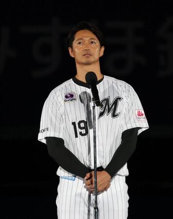 引退のあいさつをする唐川（撮影・佐々木彰尚）