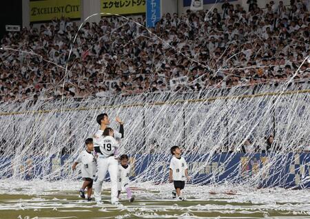 ファンの声援に応える唐川（撮影・佐々木彰尚）