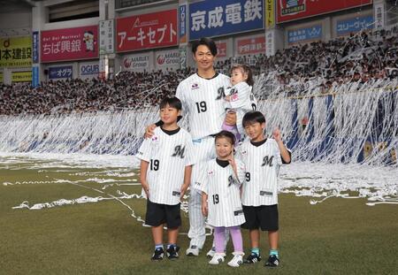 子どもたちと写真におさまる唐川（撮影・佐々木彰尚）