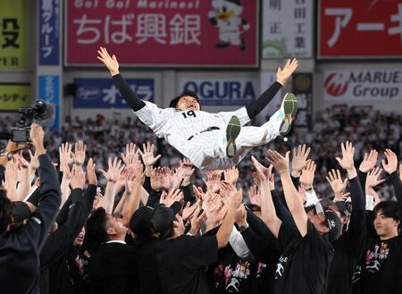 胴上げされる唐川（撮影・佐々木彰尚）