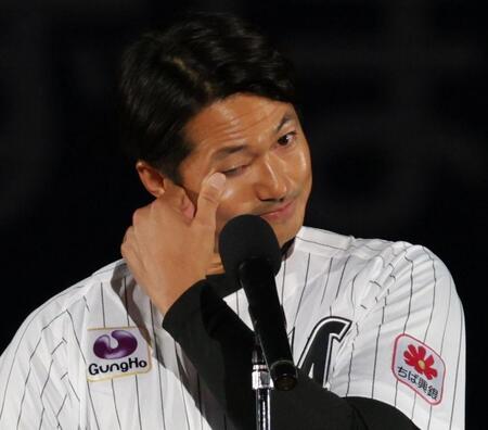 引退のあいさつで涙をぬぐう唐川（撮影・佐々木彰尚）