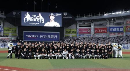 集合写真におさまる唐川（前列中央）＝撮影・佐々木彰尚