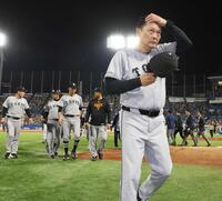 　ファンにあいさつし、引き揚げる橋上監督代行