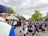 球場入りする横浜ナイン