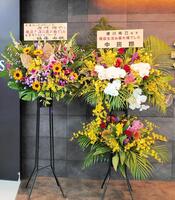 引退試合を迎えた唐川へ、かつて“高校ビッグ３”と勝された中田翔、佐藤由規両氏から花が届く